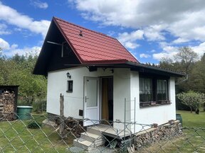 Kouzelná zděná chata v lese mezi Ledenicemi a Borovany.