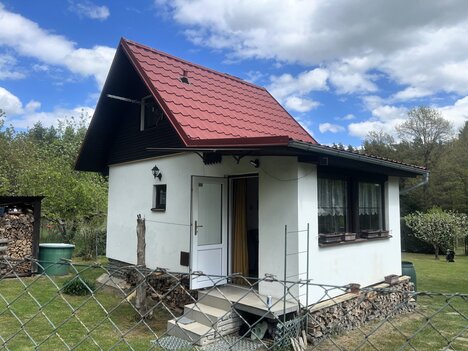 Kouzelná zděná chata v lese mezi Ledenicemi a Borovany.