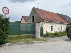 Prodej domu k demolici v obci Údolí u Nových Hradů - atraktivní pozemek v památkové zóně.