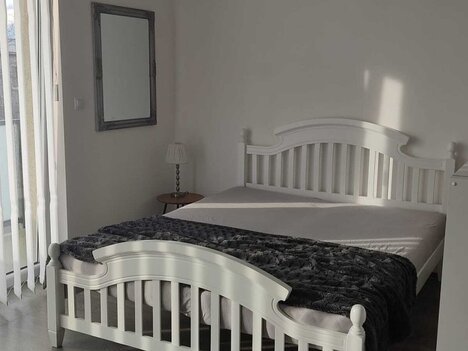 Pronájem velkého vybaveného bytu 1kk s balkonem v Jírovcově ulici