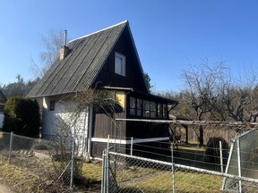 Zděná chata se zahradou, studnou a pergolou u Českých Budějovic