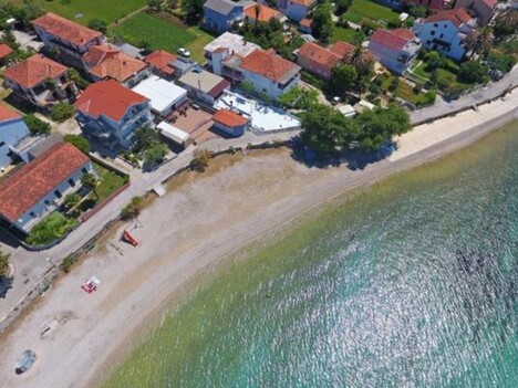Prodej apartmánového domu 50 m od moře v Chorvatsku