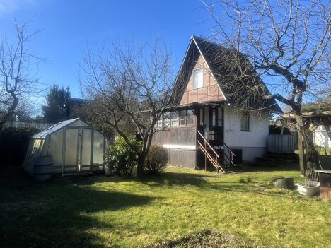 Zděná chata se zahradou, studnou a pergolou u Českých Budějovic